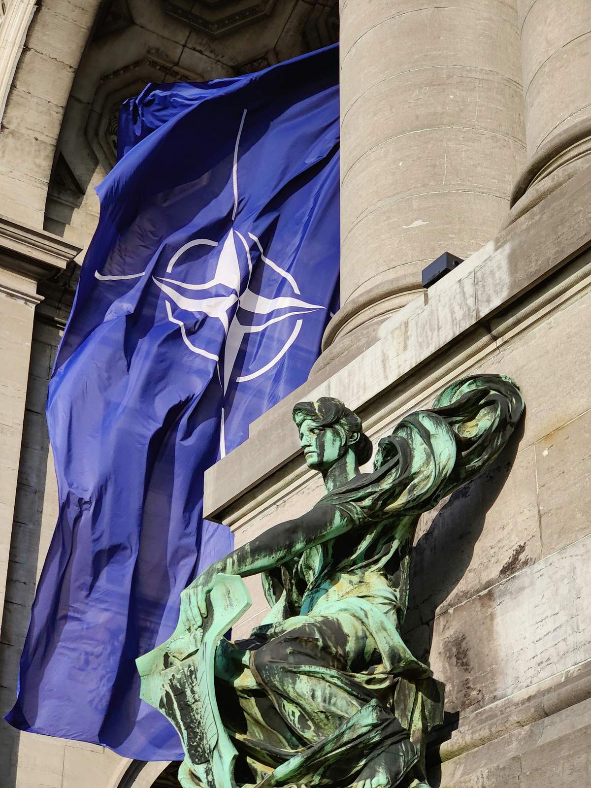 NATO bayrağı